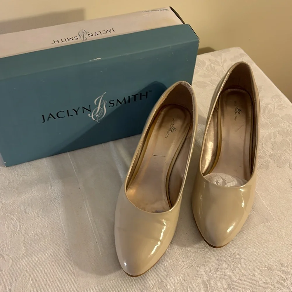 Jaclyn Smith Tabby Pumps Bone Patent Leather Sz 9.5